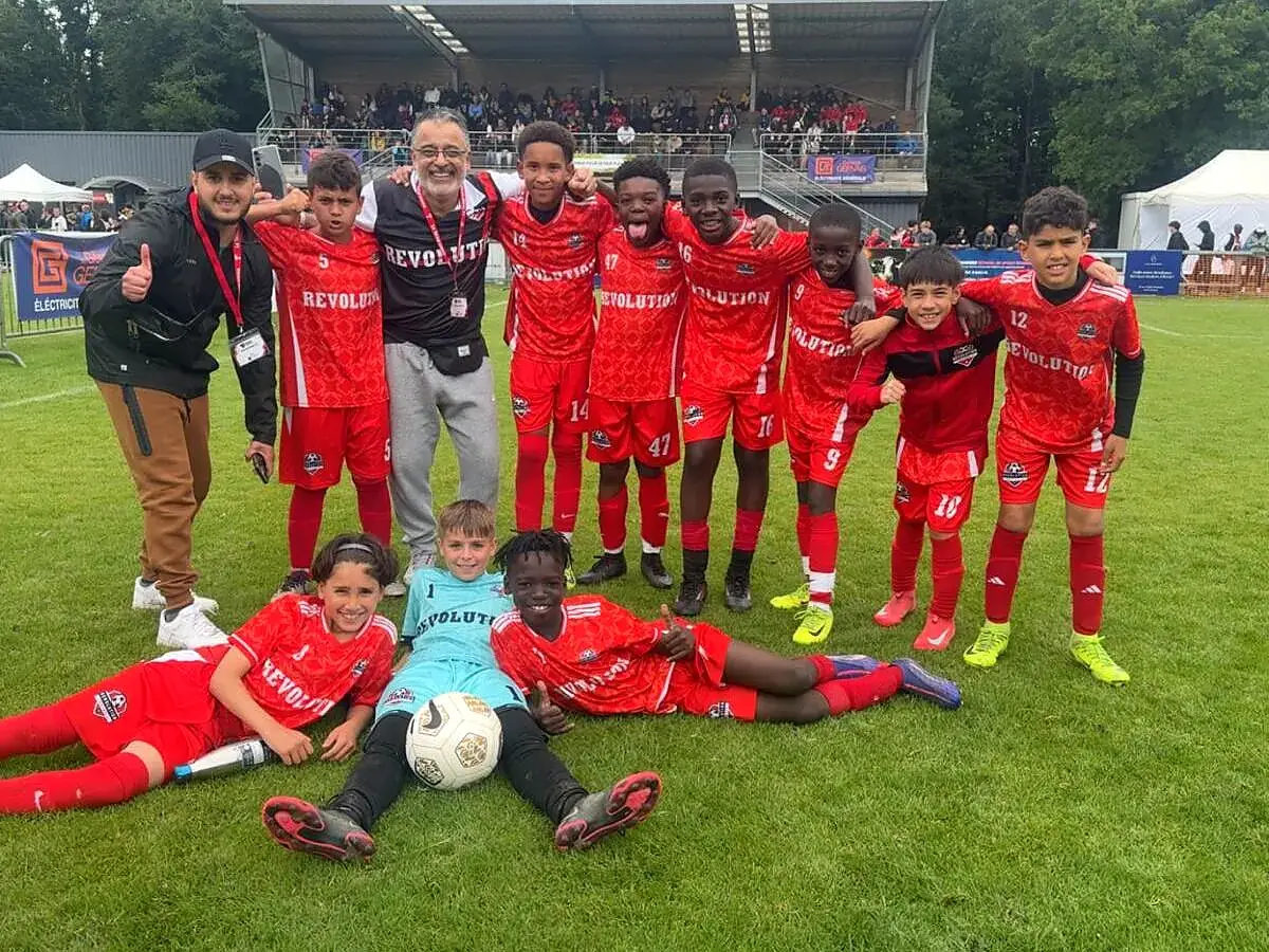 Équipe Canada Révolution lors d'un tournoi de soccer extérieur, devant les gradins remplis