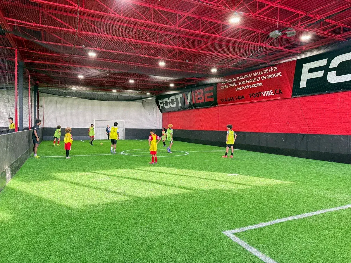 Partie 5v5 en dossards jaunes et rouges sur le terrain intérieur FootVibe
